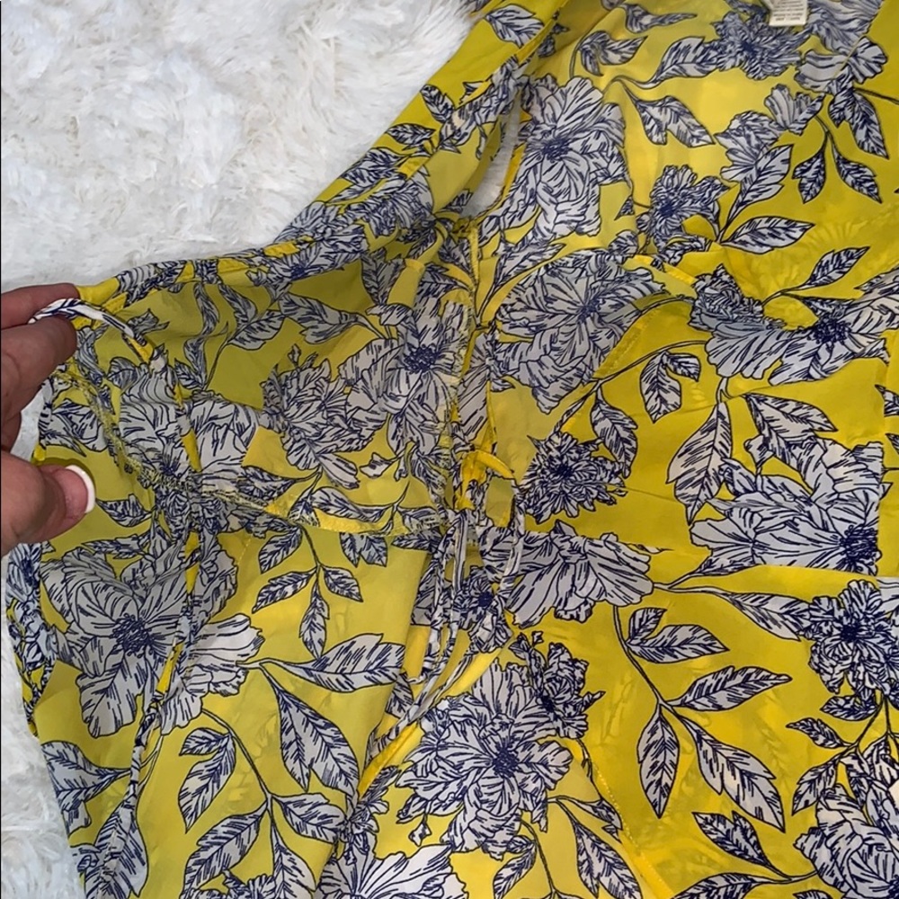 ❤️sold❤️Wrap Floral Top - Picture 5 of 6